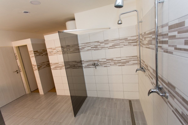 Sportovcům v tělocvičně slouží rekonstruované sociální zařízení, obci na opravu přispěl kraj