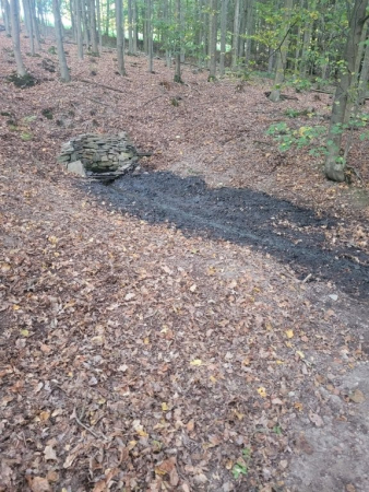Nové odpočinkové místo a obnovená studánka pod Kostelním lesem