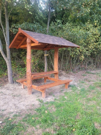 Nové odpočinkové místo a obnovená studánka pod Kostelním lesem